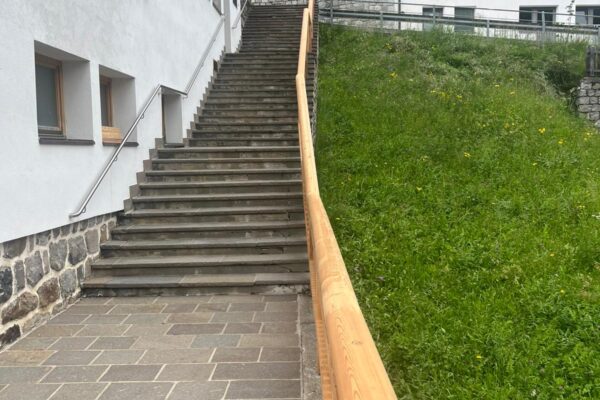 Handlauf Stiege Walten Schule1