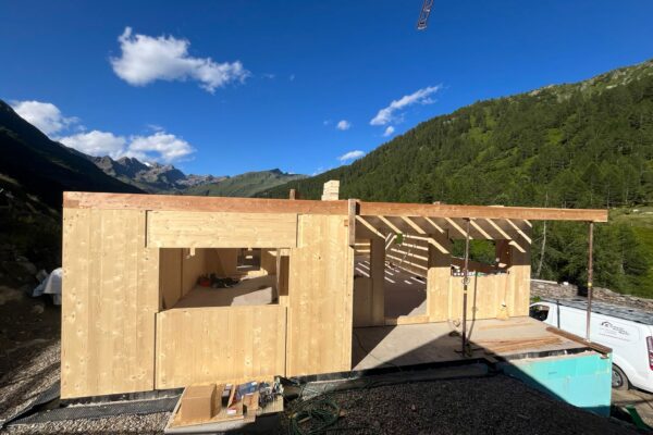 Holzhaus mit Traheme vorne 1